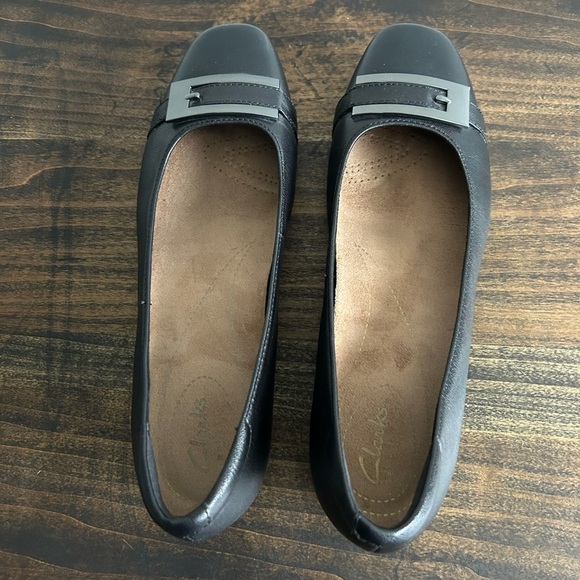 Clark’s Black Leather Women's Flats, Size 7.5 - Picture 2 of 11